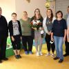 Die neue Kindergartenleiterin Marina Lutz (Bildmitte) wurde im Beisein des Personals von den Verantwortlichen der Kirchenstiftung Neuensee, Pfarrer Diter Glaeser (li.) und Kirchenpfleger Christoph Hofmann (2. v. re.), herzlich willkommen geheißen.
