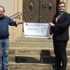 Für die Saison 2021 überreichte Michael Schmelzer (2. v. re.) als Sponsor von der Sparkasse Coburg-Lichtenfels dem Intendanten des Fränkischen Theatersommers, Jan Burdinski (2. v. li.), einen Scheck über 1000 Euro. Damit können alle Kosten für Printprodukte beglichen werden. Die Stücke finden ausschließlich im Kurpark unter freiem Himmel statt, um die Abstandsregelungen und anderen Hygienevorschriften in der Corona-Zeit gewährleisten zu können. Mit den beiden freuen sich Marita Koch und Zweiter Bürgermeister Hans-Josef Stich auf die Spielsaison, die bereits begonnen hat. Bis 23. September dürfen sich die Besucher auf ein buntes Programm freuen. Infos und Kartenvorverkauf: Kur & Tourismus Service Bad Staffelstein, Bahnhofstraße 1, 96231 Bad Staffelstein, ? (09573) 33120, E-Mail: tourismus@bad-staffelstein.de (www.bad-staffelstein.de).Text/