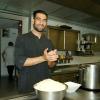 Bashir Ahmad Tajik liebt es, Klöße zuzubereiten und zu essen. Er absolviert gerade eine Ausbildung zur Fachkraft im Gastgewerbe am Fränkischen Hof in Baiersdorf.