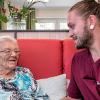 Bilder von Pflegekräften, die sich mit viel Zeit auch mal einem längeren Gespräch mit den Bewohnern widmen können, gehören nicht nur aufgrund der Corona-Pandemie der Vergangenheit an – auch schon vor 2020 ließen dies die Rahmenbedingungen für Pflegekräfte nicht zu.