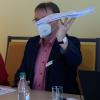 Solch ein Stapel Dokumentation kann für die siebentätige Kurzzeitpflege eines Patienten im AWO Sozialzentrum Redwitz notwendig sein, zeigt Gesamtleiter Dr. Steffen Coburger. Das wissen auch Carmen Kluck (li.) und Lisa Teichtweier von der Pflegedienstleitung.