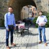 Bürgermeister Andreas Hügerich (l.) und Citymanager Steffen Hofmann (r.) freuen sich in der Lichtenfelser Innenstadt, dass dem Einkaufsbummel oder dem Essen gehen mit Freunden oder der Familie in Lichtenfels aktuell nichts mehr im Wege steht.