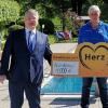 Bei der Scheckübergabe (v. li.) Fördervereinsmitglied und Stadträtin Verena Beck. Schwimmmeister Thomas Horn, Vorstand der Raiffeisenbank Obermain Thomas Siebenaller, Vorsitzender des Fördervereins Kunomare Volker Thormälen,   Bürgermeisterin Christine Frieß und Schwimmeister Sven Jetschina.