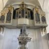 Die Orgel in der Lahmer Schlosskirche, die von Heinrich Gottlieb Herbst aus Halberstadt im Harz erbaut worden ist. Der Kronleuchter, der die Kirche schmückt, stammt ursprünglich aus Schloss Ehrenburg in Coburg. Die Orgel in der Lahmer Schlosskirche, die von Heinrich Gottlieb Herbst aus Halberstadt im Harz erbaut worden ist. Der Kronleuchter, der die Kirche schmückt, stammt ursprünglich aus Schloss Ehrenburg in Coburg.