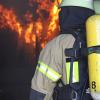 Feuerwehrleute unter schwerem Atemschutz im Einsatz.