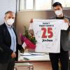 Zum 25-jährigen Dienstjubiläum von Bürgermeister Jochen Partheymüller überreichte ihm dessen Stellvertreter Richard Gesslein ein Trikot mit den Unterschriften aller Gemeinderäte.
