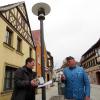 Die Straßenlampen werden auf LED umgerüstet: Christian Ziegler von Bayernwerk (li.) und Zweiter Bürgermeister Hans-Josef Stich geben den Startschuss.