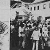 Der Privatsender Antenne Bayern veranstaltet am 27. April 1996 zum Kartenvorverkaufsauftakt für sein in Lichtenfels geplantes Sommerfest schon mal ein Liveshow-Spektakel, das fast einen ganzen Samstag am Marktplatz beherrscht. Links: Moderator Martin Kraus versucht, Korbstadtkönigin Birgit I. zur Teilnahme am Maßkrug-Stemmen zu überreden – vergeblich. Der Privatsender Antenne Bayern veranstaltet am 27. April 1996 zum Kartenvorverkaufsauftakt für sein in Lichtenfels geplantes Sommerfest schon mal ein Liveshow-Spektakel, das fast einen ganzen Samstag am Marktplatz beherrscht. Links: Moderator Martin Kraus versucht, Korbstadtkönigin Birgit I. zur Teilnahme am Maßkrug-Stemmen zu überreden – vergeblich.