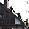 Weil er Flammen auf dem Balkon seines Einfamilienhauses in der Johann-Cellarius-Straße bemerkte, alarmierte ein 20-jähriger Mann am Montag gegen 19.45 Uhr die Feuerwehr. Anschließend versuchte er den Brand mit einem Feuerlöscher zu bekämpfen, was ihm allerdings nicht gelang. Die Flammen hatten inzwischen auf die Holzfassade und den Dachstuhl übergegriffen. Die Feuerwehrleute hatte die Flammen bald gelöscht. Allerdings mussten sie zahlreiche Dachziegel entfernen, um sicherzustellen, dass dort nicht versteckte Glutnester weiterglimmten. Die Ermittlungen zur Brandursache dauern noch an. Der Schaden wird auf rund 30 000 Euro geschätzt.