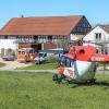 Am Montagnachmittag kam es in Roth bei Zapfendorf (Landkreis Bamberg) zu einem schweren Unfall. Bei Arbeiten auf einem Gebäude stürzte eine Person durch das Dach sechs Meter tief in einen Silo. Dabei zog sich der Arbeiter schwere Verletzungen zu. Die Feuerwehr und der Rettungsdienst mussten den Verletzten mittels einer Schaufeltrage aus dem Silo retten. Auch ein Rettungshubschrauber war vor Ort.Text/