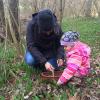 Sabine Simeoni mit ihrer Enkelin beim Bärlauch sammeln im Wald. Sabine Simeoni mit ihrer Enkelin beim Bärlauch sammeln im Wald.