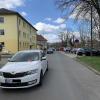 Eng geht es zurzeit vor dem Impfzentrum in der Gabelsberger Straße zu. Da die Stellplätze oft belegt sind, wird zum Teil auf der Fahrbahn geparkt. Hinzu kommt eine Baustelle im Nachbarhaus.