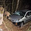 Glück im Unglück hatte der 43-jährige Fahrer eines Ford-Focus, der mit fast einer Promille Alkohol am Ostermontag gegen 20 Uhr auf der Kreisstraße zwischen Gärtenroth und Wildenroth unterwegs war. Auf Höhe von Wildenroth kam der Burgkunstadter in einer Linkskurve von der Fahrbahn ab, prallte gegen einen Baum und fuhr frontal in die Böschung. Dabei wurde er leicht verletzt. Am Auto entstand ein Schaden in Höhe von etwa 800 Euro. Weil der Wagen nicht mehr fahrbereit war, musste er durch einen Abschleppdienst geborgen werden.
