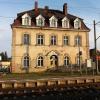 Foto I:Unmittelbar neben dem Bahnhof befindet sich das unter Denkmalschutz stehende frühere Postamt in Küps. Die Marktgemeinde konnte das 1902 errichtete Gebäude jetzt erwerben und will mit der Sanierung auch eine Verbesserung des Umfeldes erreichen.