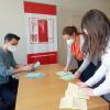 Stimmenauszählung der Briefwahl fürs Flussparadies durch den Wahlausschuss in Baunach (v. li.): Bürgermeister Tobias Roppelt, Monika Rank (Praktikantin Flussparadies) und Melanie Schmitt (Stadt Baunach).