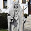 An mittelalterliche Gestalten erinner die Skulptur „Der Vorleser.“