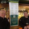 Bier trinken auf Abstand: Andreas Reim und Ragnar Jensen, Inhaber des Narvikguten pubs in Narvik, befolgen die lokalen Sicherheitsmaßnahmen zur Corona-Pandemie. Diese besagen unter anderem: Wenn jemand seinen Platz verlässt, muss er eine Maske anlegen.