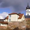 An der derzeit noch strikt abgrenzenden Mauer könnte Richtung Jugendheim/Kirchplatz  ein Durchgang geschaffen werden.