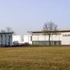 Das Unternehmen Waves Wassertechnik (links im Bild) will ein Schulungs- und Verwaltungsgebäude sowie eine Lagerhalle errichten. Der geplante Bau einer 17 Meter hohen Tiefkühl-Lagerhalle direkt hinter dem hier abgebildeten Gebäude ist sehr umstritten.