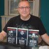 Der Autor und sein Werk: Werner Karl mit den bisherigen Bänden der „Black-Ice“-Reihe.