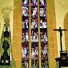 Szenen aus dem Leben Jesu zeigt das in 18 farbige Glasfelder unterteilte Altarfenster in der Strössendorfer Kirche. Szenen aus dem Leben Jesu zeigt das in 18 farbige Glasfelder unterteilte Altarfenster in der Strössendorfer Kirche.