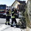 Der Brand einer Hecke in der Sudetenstraße in Altenkunstadt sorgte für einen Feuerwehreinsatz am Dienstag kurz nach 12 Uhr. Anwohner hatten die Flammen bemerkt und versuchten, sie mit Handfeuerlöschern zu löschen. Die Freiwillige Feuerwehr Altenkunstadt, die mit einem Tanklöschfahrzeug anrückte, hatte den Brand rasch gelöscht.Text/