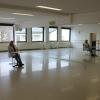 Ein Bild, das alles ausdrückt: Doris Diroll sitzt auf einem Stuhl und um sie herum ist nur die große weite Leere des Ballettsaals Ein Bild, das alles ausdrückt: Doris Diroll sitzt auf einem Stuhl und um sie herum ist nur die große weite Leere des Ballettsaals