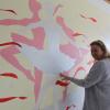Über die Zeit sammelten sich Freubndlichkeiten und schöne Gesten an. Doris Diroll steht an einer Wand mit Ballettmotiven, die ihr vor Jahren von einer Schülerin gestaltet worden ist. Über die Zeit sammelten sich Freubndlichkeiten und schöne Gesten an. Doris Diroll steht an einer Wand mit Ballettmotiven, die ihr vor Jahren von einer Schülerin gestaltet worden ist.
