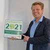 Staatsehrenpreis: Florian Rauch mit der Plakette.