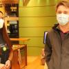 Mitarbeiter einer Lichtenfelser Tankstelle (Namen der Redaktion bekannt) beim Nachtdienst. Sie erleben den Wechsel auf den Tag der FFP-2-Pflicht mit. Aber sie sind gegenüber den Masken auch skeptisch.