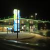 Rund um die Uhr geöffnet, aber alles andere als belebt. Dennoch darf man vermuten, dass an der Tankstelle die Maskenpflicht zuerst gegriffen hat. Rund um die Uhr geöffnet, aber alles andere als belebt. Dennoch darf man vermuten, dass an der Tankstelle die Maskenpflicht zuerst gegriffen hat.