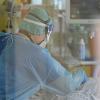 Ein Intensivpfleger bei der Versorgung von Corona-Patienten. Im Klinikum Lichtenfels werden zurzeit zwei an Covid-19 erkrankte Patienten auf der Intensivstation und weitere zehn auf einer Quarantänestation behandelt.