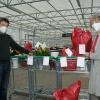 Leuchtende Blumensträuße warten auf Abholung bei Claudia und Rainer Grießer in der Gärtnerei Grießer in Mistelfeld. Leuchtende Blumensträuße warten auf Abholung bei Claudia und Rainer Grießer in der Gärtnerei Grießer in Mistelfeld.
