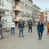 Bewohner der Gemeinschaftsunterkunft Weismain versammeln sich mit ihrer Flüchtlings-und Integrationsberaterin für ein gemeinsames Foto.