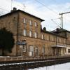 Ein Baudenkmal ist der 1848/49 errichtete Bahnhof in Hochstadt. Mit Büros für das Straßenbauamt wird er nach langen Jahren des Leerstands wieder genutzt.