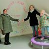 Bei der Spendenübergabe: Anna Schnapp (li.) vom Kinderhaus Uetzing möchte die Geldspende gerne für die neugeplante Gruppe verwenden. Das Geld - 175 Euro - übergaben Kerstin Otte und Johanna. Bei der Spendenübergabe: Anna Schnapp (li.) vom Kinderhaus Uetzing möchte die Geldspende gerne für die neugeplante Gruppe verwenden. Das Geld - 175 Euro - übergaben Kerstin Otte und Johanna.