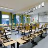 Die Stühle werden auch in den Klassenzimmern der Abschlussklassen im Landkreis Lichtenfels für eine weitere Woche auf den Tischen stehen und die Schüler im Distanzunterricht bleiben