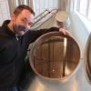 Thomas Reblitz vor der leeren Sudpfanne : „da sind sonst 3000 Liter drin“