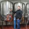 Thomas Reblitz vor einem der Lagertanks: „das war unser letzter Sud, Nedensdorfer Landbier“ Thomas Reblitz vor einem der Lagertanks: „das war unser letzter Sud, Nedensdorfer Landbier“