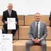 40 Jahre bei der Firma Rösler: v.li. Bernadette Hertel, Rüdiger Böhm, Stephan Rösler, Geschäftsführender Gesellschafter der Rösler Oberflächentechnik GmbH, sowie Frank Möller aus dem Werk Memmelsdorf. Nicht abgebildet: Johann Wendler und Karin Schaarschmidt.