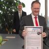 Die Sparkasse Coburg-Lichtenfels verwendet ab nächstem Jahr nur noch Strom aus regenerativen Energiequellen, erklärt Sparkassen-Vorstandsvorsitzender Dr. Martin Faber (vorn). Das bestätigt ein Zertifikat der Coburger Stadtwerke. Hinten (v. li.): Norman Götz, Nachhaltigkeitsbeauftragter der Sparkasse, Stefan Hafner, SÜC-Hauptabteilungsleiter Vertrieb/Energiewirtschaft und Coburgs Oberbürgermeister Dominik Sauerteig.