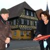Quartiersmanager Michael Böhm und die Coburger Innenarchitektin Elisabeth Dicker freuen sich, dass ein Investor den ehemaligen Gasthof Adam Riese gekauft hat und für einen Millionenbetrag saniert.