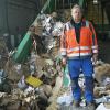 Bevor Papier (oder Styropor) recycelt werden kann, muss es durch die Papierpresse: Matthias Weigand steuert diese.