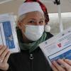 Masken hier, Masken dort und dazu personeller Mehraufwand – Apothekerin Katja Enders zeigte trotzdem gute Laune.