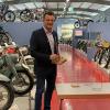 Bei der Übergabe der Masken-Butler: Armin Zecevic von der Firma DBS Drahtbiege Solutions GmbH & Co. KG aus Michelau (li.) und Simon Schütz vom Museum für Industriekultur in Nürnberg.