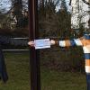 Uwe Stegner, Inhaber der Rodach Apotheke (li.), übergibt einen symbolischen Scheck in Höhe von 1000 Euro für die Kindertagesstätte an Pfarrer Daniel Steffen Schwarz.