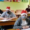 Nicht nur diese sechs, sondern alle Schüler der Klasse 9aG erschienen mit Nikolaus-Mützen zum Unterricht und gewannen damit die „Ultimative Nikolaus-Challenge“ der Altenkunstadter Mittelschule. Nicht nur diese sechs, sondern alle Schüler der Klasse 9aG erschienen mit Nikolaus-Mützen zum Unterricht und gewannen damit die „Ultimative Nikolaus-Challenge“ der Altenkunstadter Mittelschule.