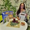 Konrektorin Birgit Pörschke studiert die bebilderte Angebotsliste für den Weihnachtsmarkt der Altenkunstadter Mittelschule. Eine von mehreren Aktionen, die einen Hauch von Normalität in den von Covid-19 geprägten Schulalltag bringen sollen. Konrektorin Birgit Pörschke studiert die bebilderte Angebotsliste für den Weihnachtsmarkt der Altenkunstadter Mittelschule. Eine von mehreren Aktionen, die einen Hauch von Normalität in den von Covid-19 geprägten Schulalltag bringen sollen.
