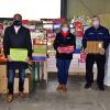 MHD-Ortsbeauftragter Georg Vonbrunn (re.), Dienststellenleiter Klaus Schnapp (2. v. re.) und Organisator Willi Fruck (2. v. re.) freuen sich über die 720 Weihnachtspäckchen, die bei der Aktion „Geschenk mit Herz“ zusammenkamen. Humedica-Mitarbeiter verteilen diese an bedürftige und Not leidende Kinder im In- und Ausland.