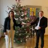 Bezirkstagspräsident Henry Schramm übergibt Gebo-Vorstand Katja Bittner den Föderbescheid. Das freut den Mitarbeiter des Gesundheitswesens, Christoph Böhner.